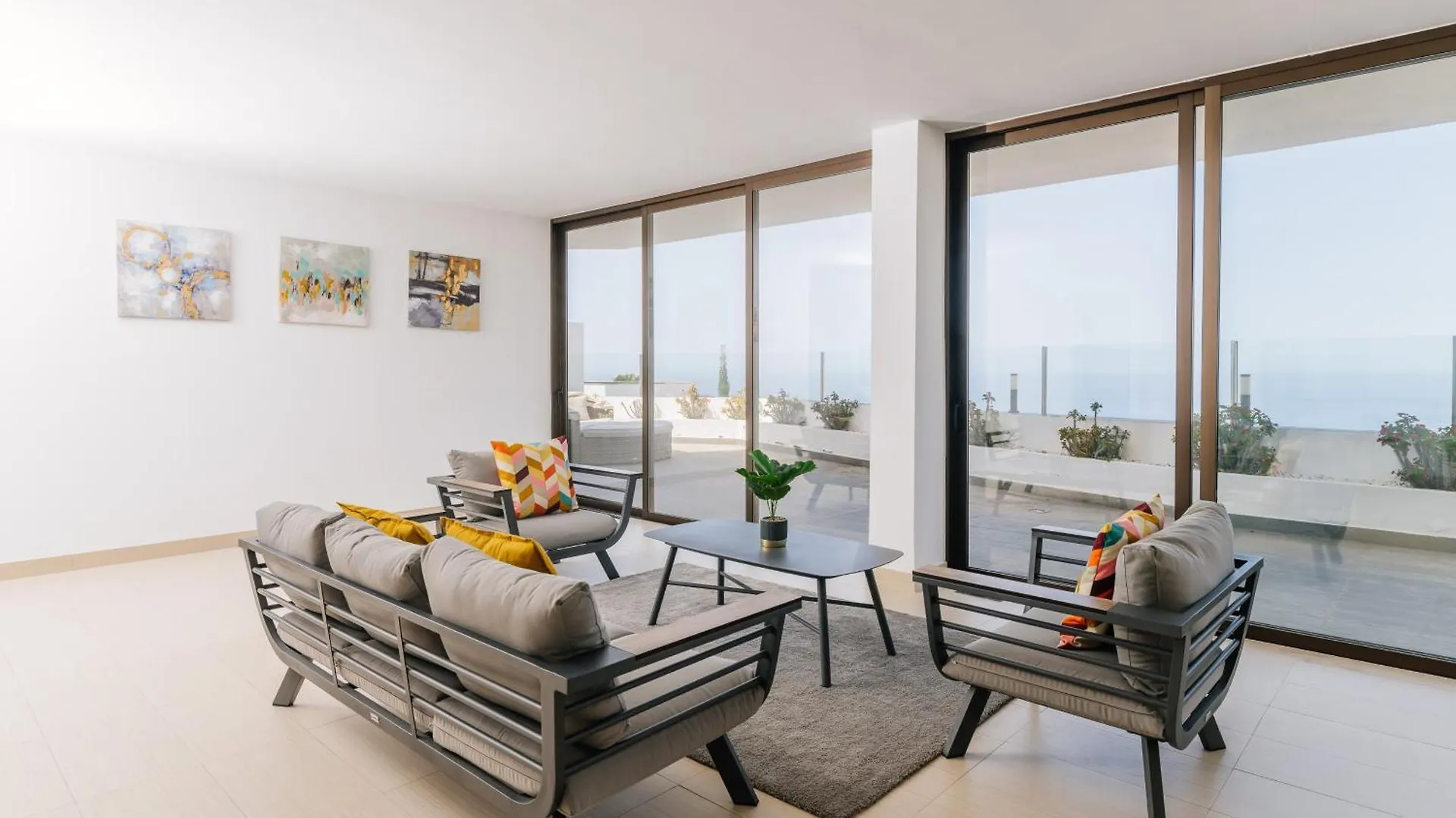 Sunset White Villa - Ocean View, Jakuzzi, Heated Pool, Air-Conditioning, Grill Playa de las Americas  Playa de las Americas (Tenerife)